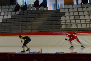 Anna Dekker (geel-zwart) en Pia Rüdiger (rood-wit) tijdens de “Internationale Rennen”